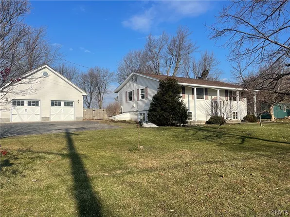 124 Hill St, Sackets Harbor, NY 13685