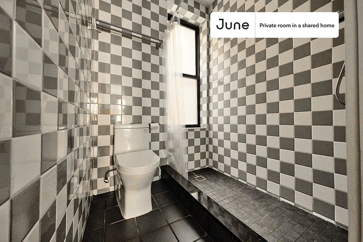 Queen bedroom in 3 bed/3 bath home in Ridgewood #1880 C — Photo 3