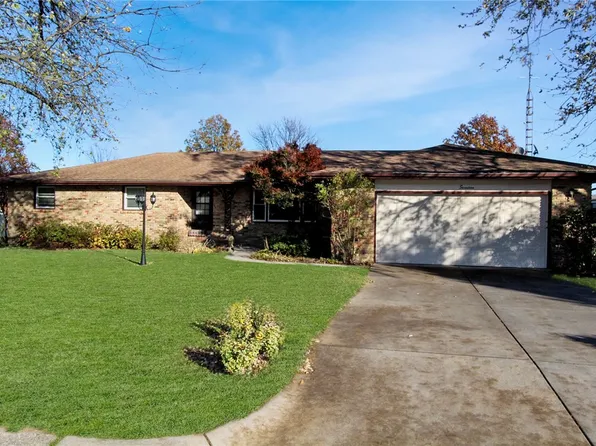 17 Stacy Ln, Mattoon, IL 61938