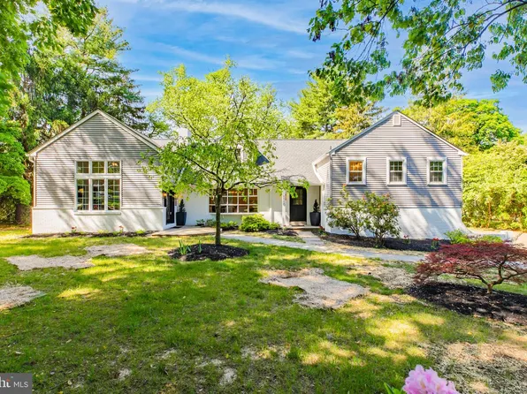 1110 W Valley Rd, Wayne, PA 19087