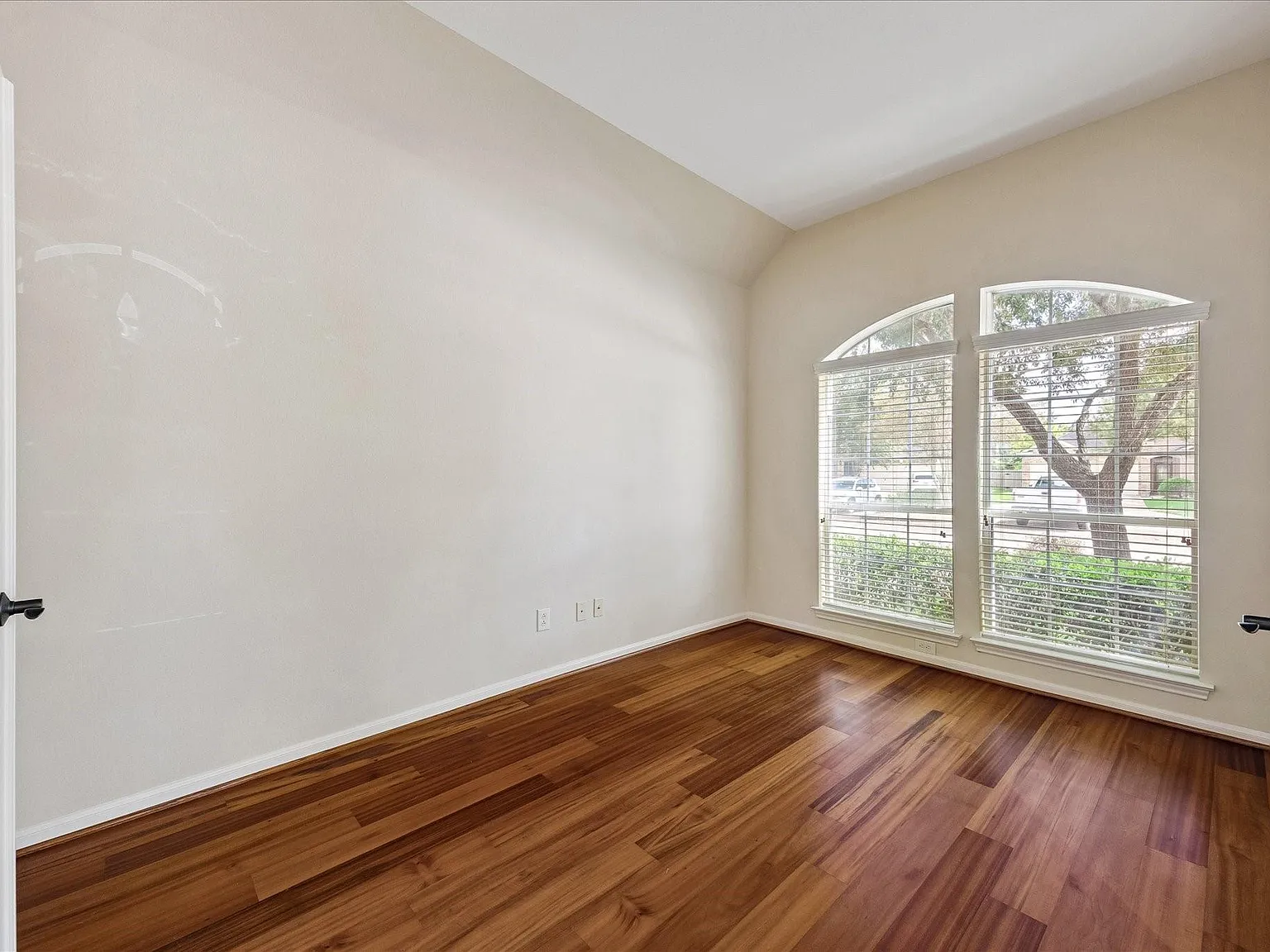 3 bed, 2.0 bath, 2406 sqft, $2,600 — Photo 3