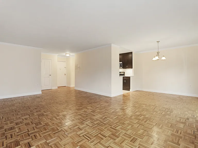 Hamilton Court Apartments — Photo 6