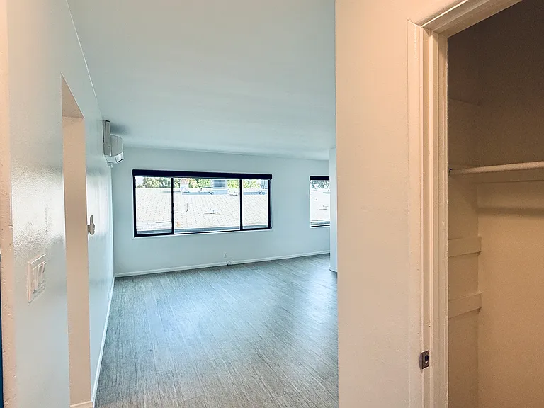 2031 N Beachwood Dr #22 — Photo 8
