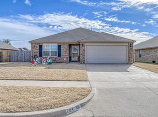 704 SW 11th St, Moore, OK 73160