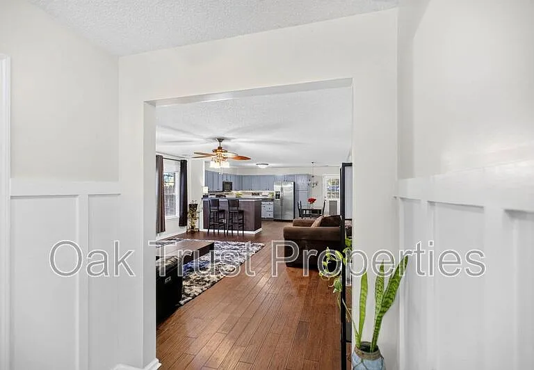 137 Venice St — Photo 5
