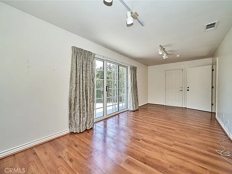 1089 Village Dr — Photo 44
