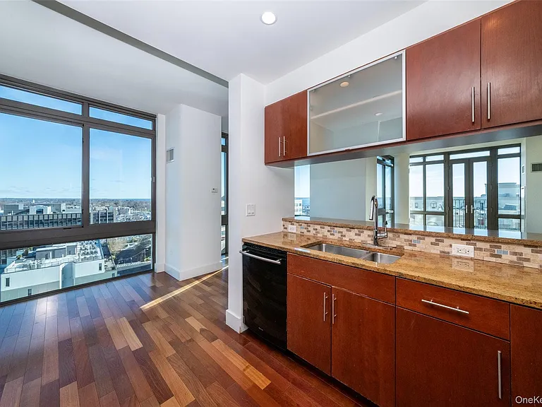 175 Huguenot St #1402 — Photo 9