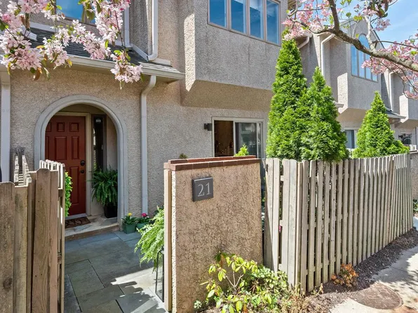 21 Greythorne Woods Cir, Wayne, PA 19087