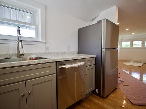 4th image of 178 Whitwell St #3