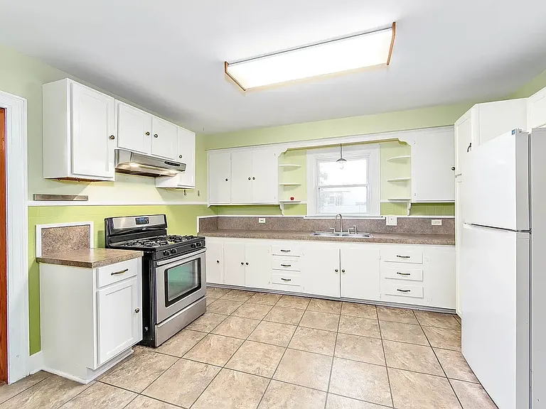 129 Pecan St — Photo 2