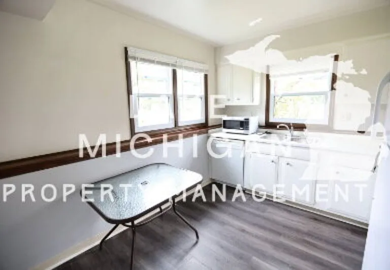 2063 Andrew St SE — Photo 2