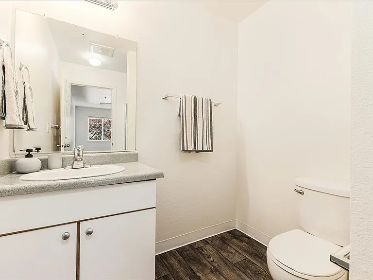 Foster Plaza Apartments — Photo 16