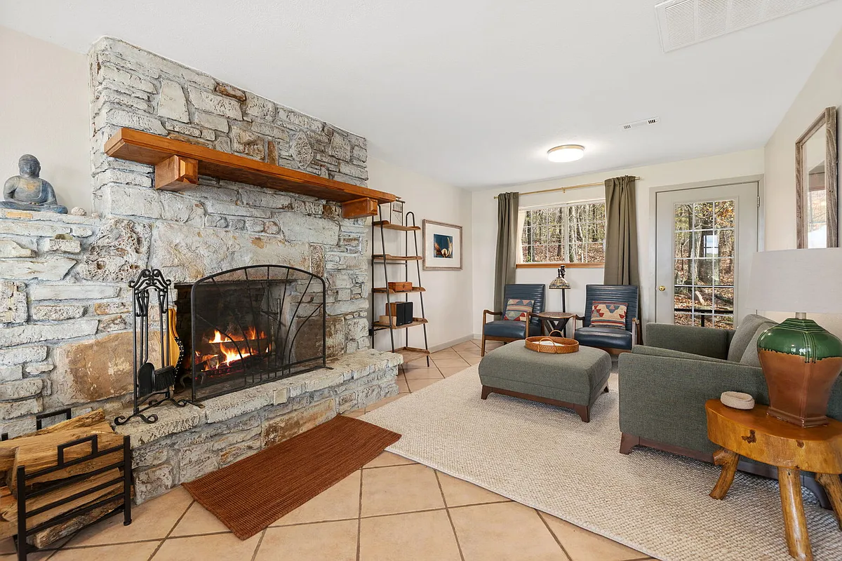 Building Photo - Lake Sequoyah Dr