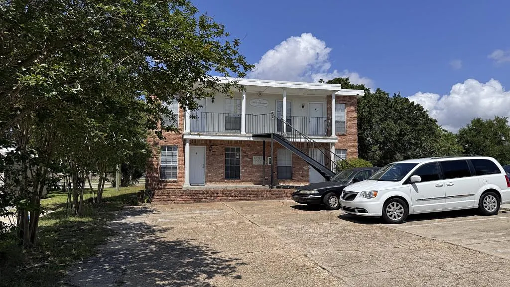 131 Althea St — Photo 2