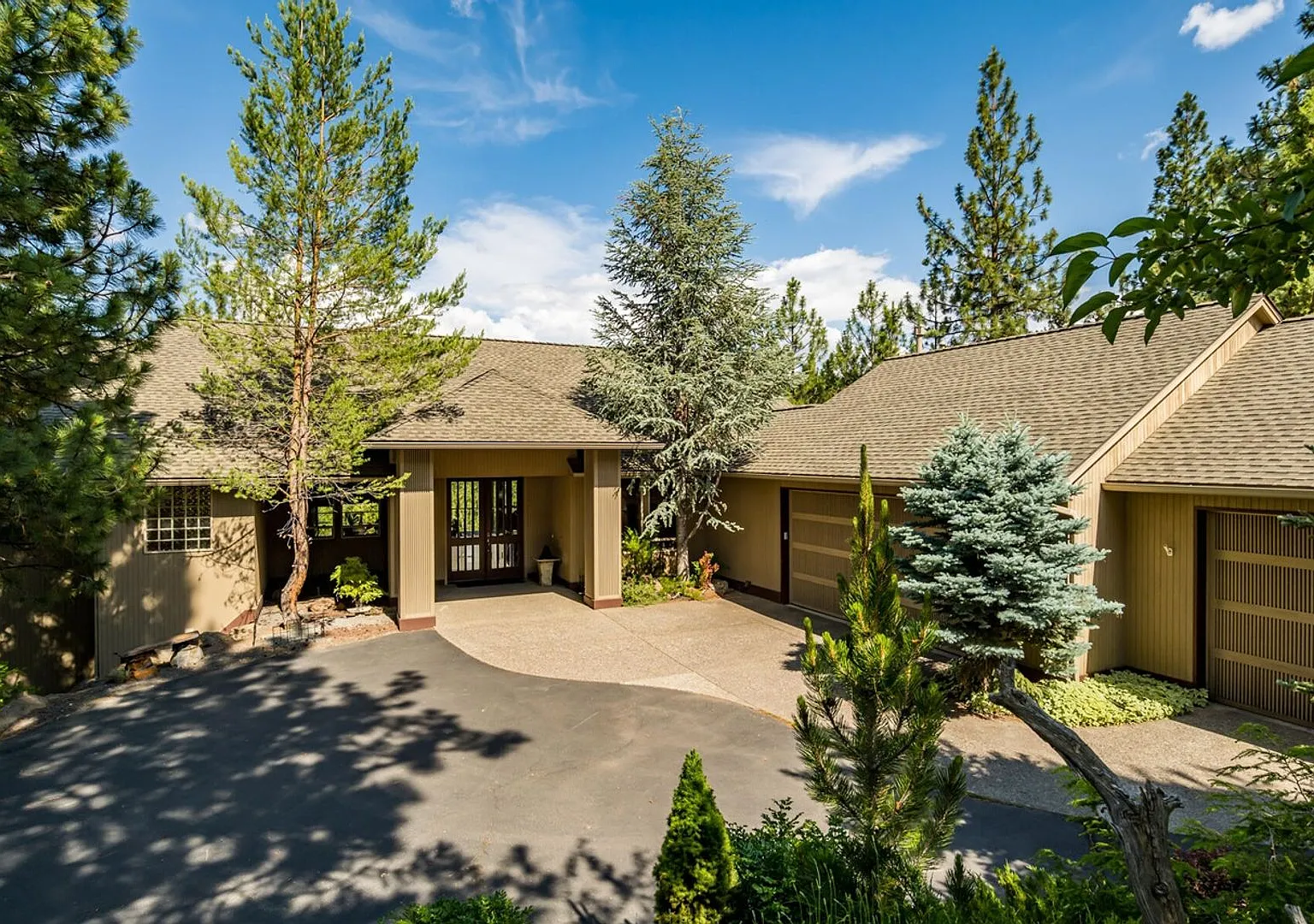 1/2 off first months rent / Large home in gated Awbrey Glen neighborhood — Photo 1