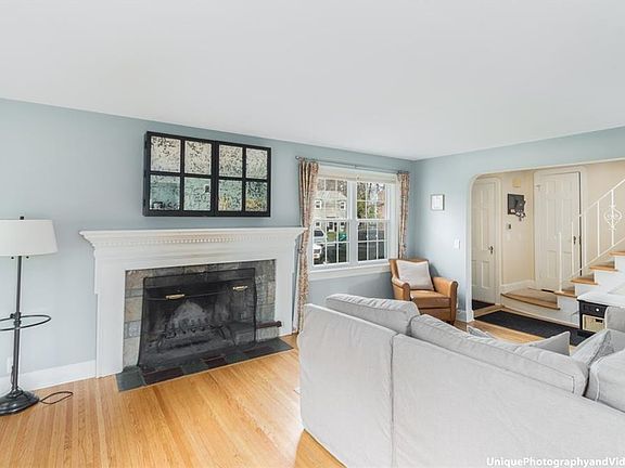 4th image of 32 Pickford Dr
