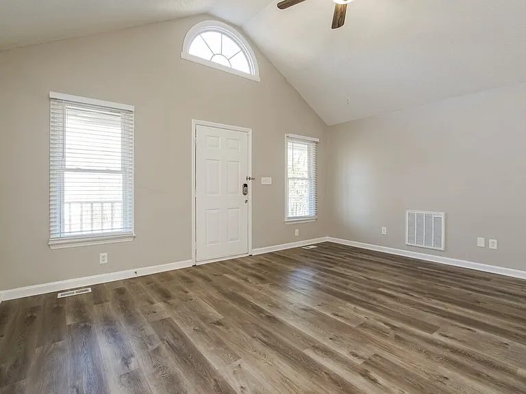 3007 Brittany Dr — Photo 3