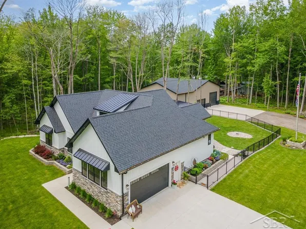 3645 E Douglas Dr, Midland, MI 48642