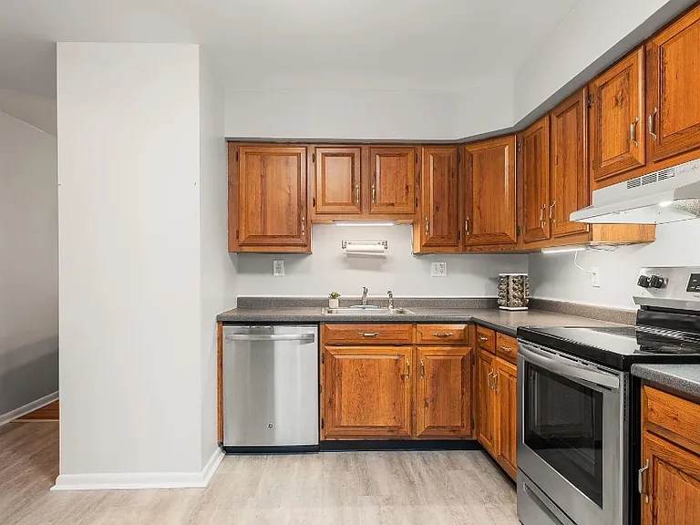 263 Summit House — Photo 3