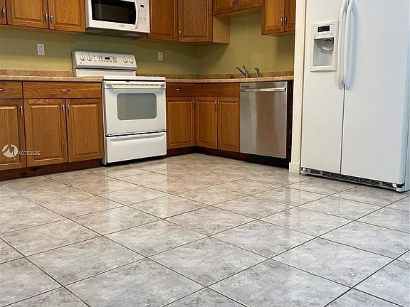 2nd image of 20381 NE 30th Ave APT 224-7