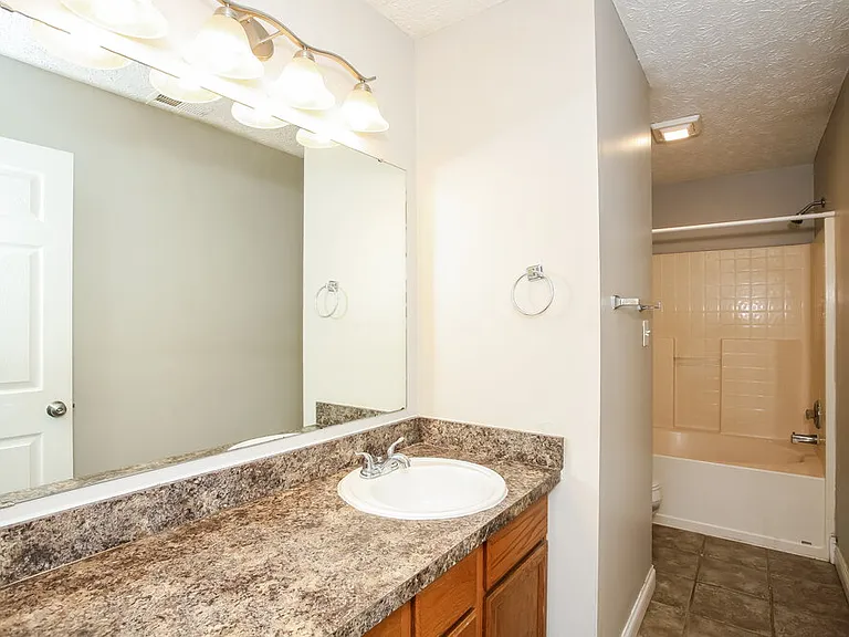 4487 Connaught East Dr — Photo 11