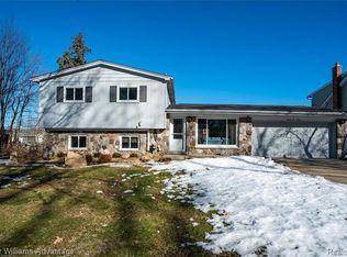 8460 Buffalo Dr, Commerce Township, MI 48382