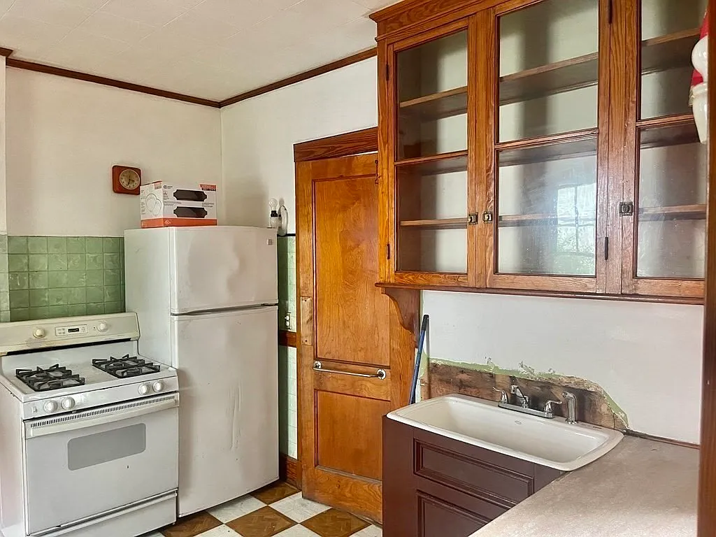 6 bed, 1.5 bath, 1814 sqft, $4,500 — Photo 2