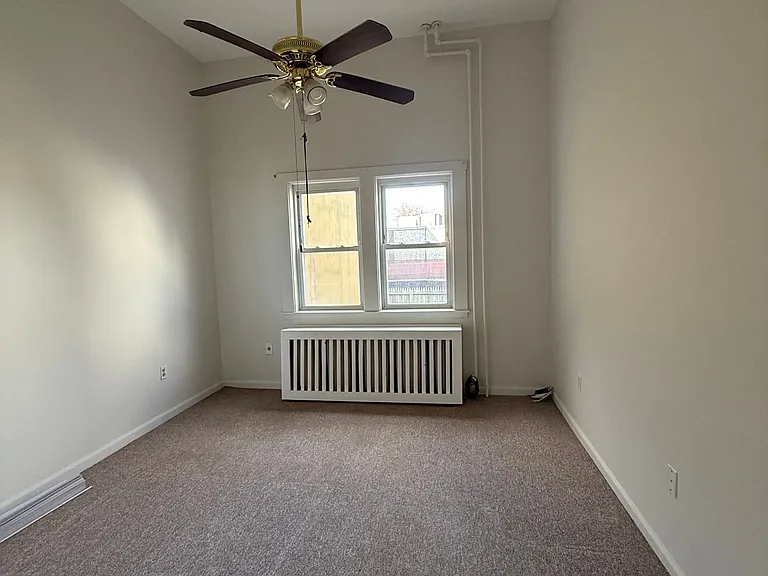 Spacious 1 bedroom with tall ceilings and ceiling fan