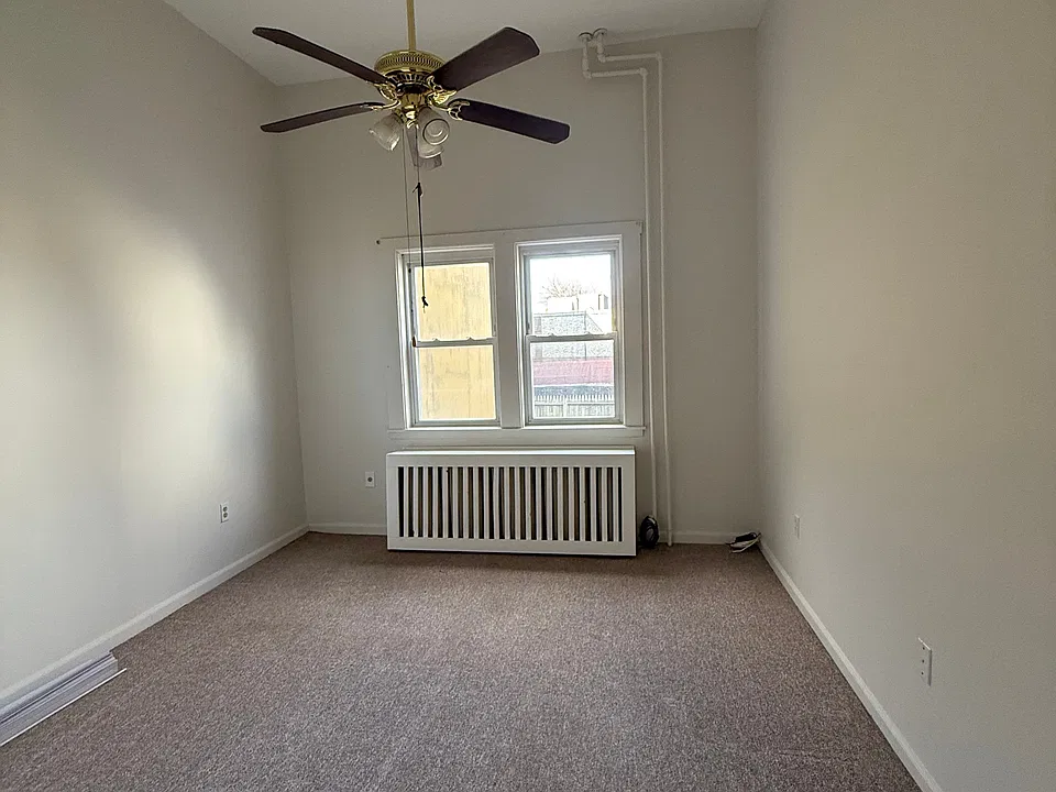 Spacious 1 bedroom with tall ceilings and ceiling fan