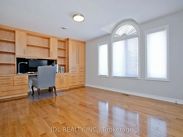 53 Aldershot Cres — Photo 31