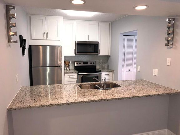 3rd image of 8 Plantation Dr APT 206