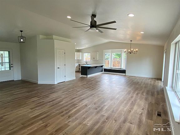 4th image of 715 Hornet Dr