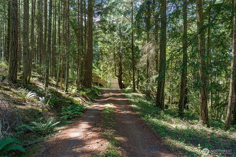 2nd image of 76 Lookout Loop