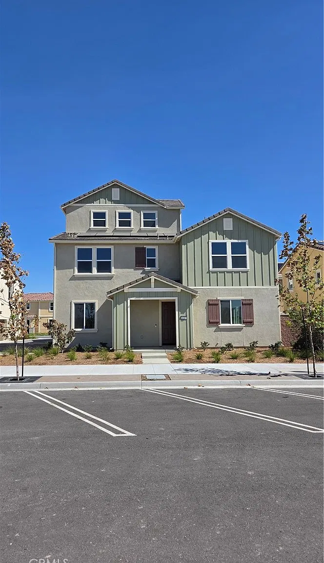 5 bed, 2360 sqft, $4,900 — Photo 1