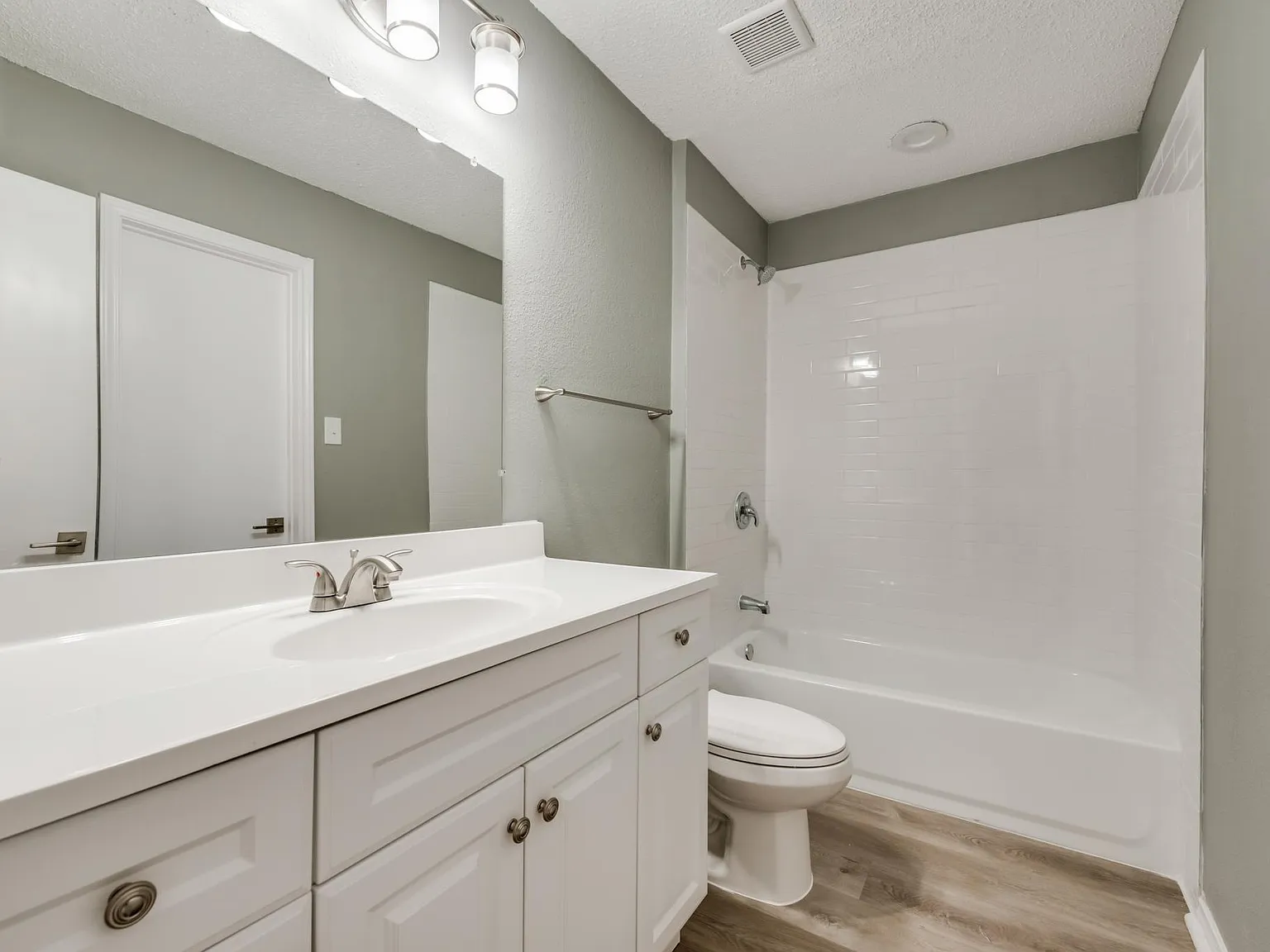 4 bed, 2642 sqft, $2,599 — Photo 3