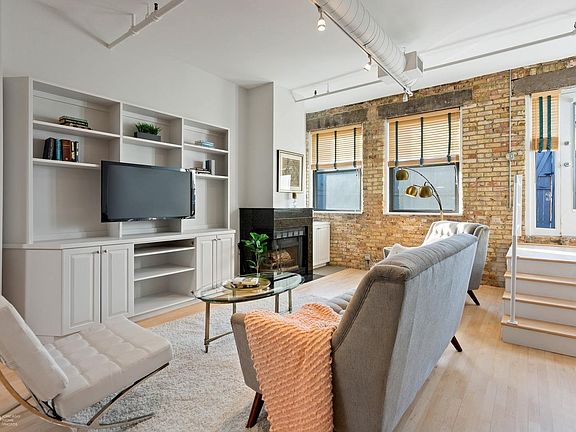 3rd image of 1111 W Cornelia Ave APT 204