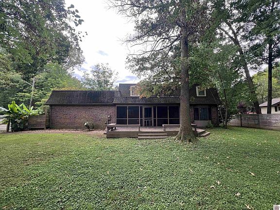 2nd image of 1554 Oxford Dr