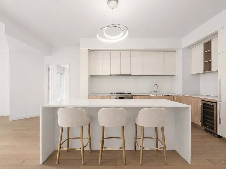 555 W 43rd St #10B — Photo 3
