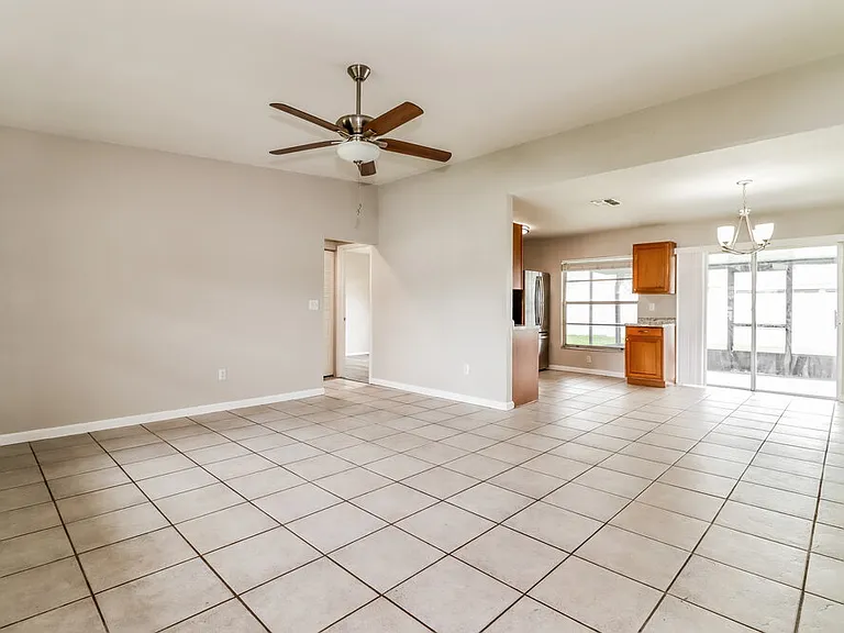 912 Axlewood Cir — Photo 4