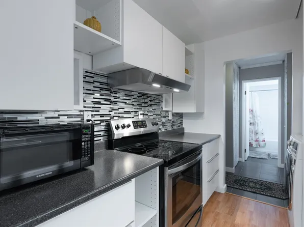 9880 Manchester Dr #402, Burnaby, BC V3N 4R3