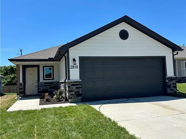 2810 Woodfield Dr, Tonganoxie, KS 66086
