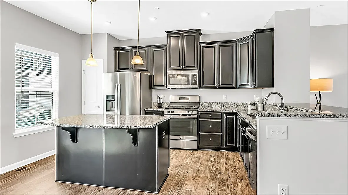 3 bed, 1701 sqft, $2,995 — Photo 3