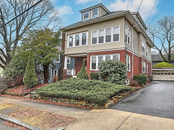3rd image of 115 Lauriston St E