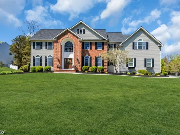 1 Berkshire Ct, Clinton Twp., NJ 08833