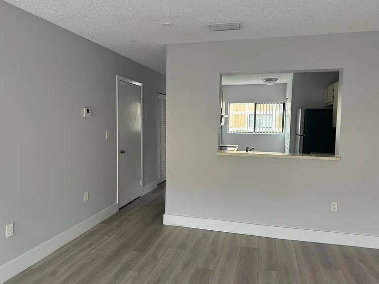 9473 Palm Cir N — Photo 11
