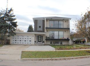 16W611 56th Pl #1, Clarendon Hills, IL