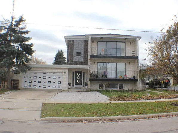 16W611 56th Pl #1, Clarendon Hills, IL 60514