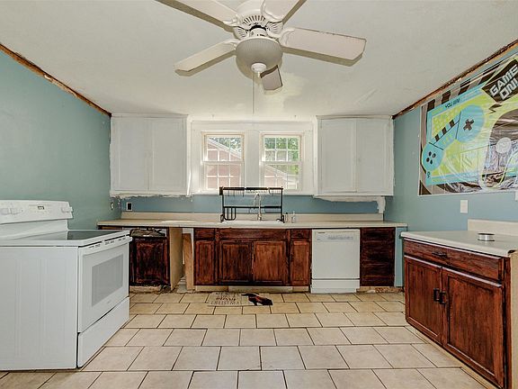 3rd image of 307 Lowell Ave