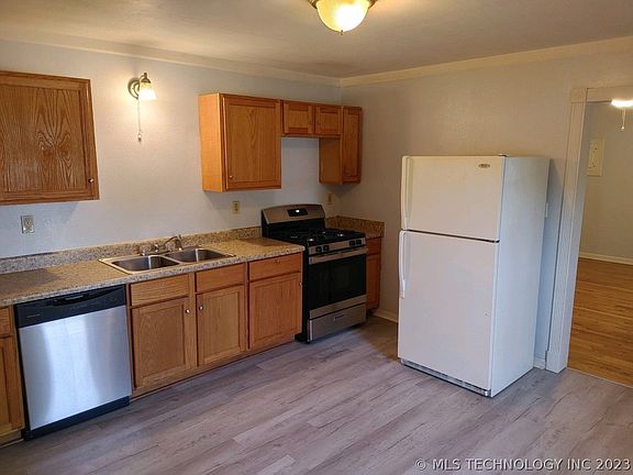 5th image of 106 E Davis Ave