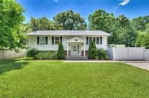 3 bed, 2.0 bath, 1300 sqft, $5,200 — Photo 2